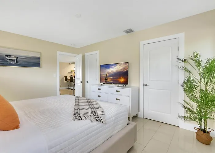 Bright Pompano Beach With Pool Access