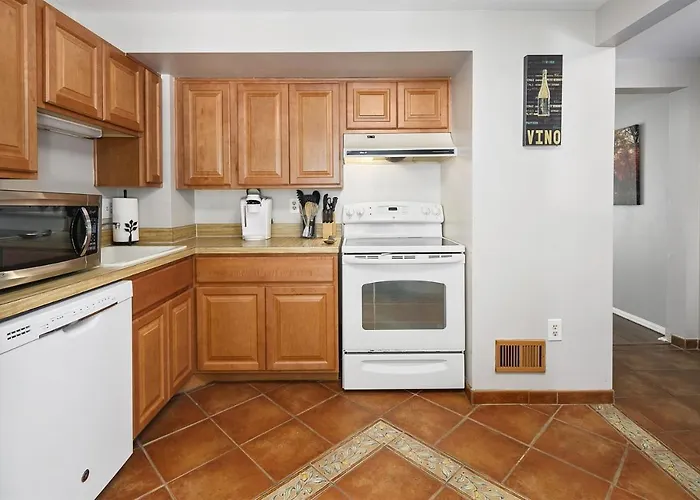 Townhome In No Va, 40 Mins To Dc, Pets Ok, Fast Wifi