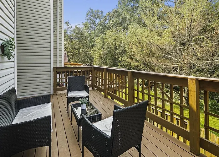 4Br Townhome, Close To Shops & Restaurants, 40 Mins To Dc