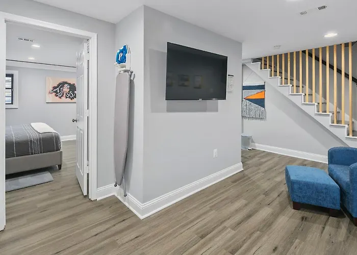New! Large 3-Story Townhome Private, Self Checkin, Pet Friendly!