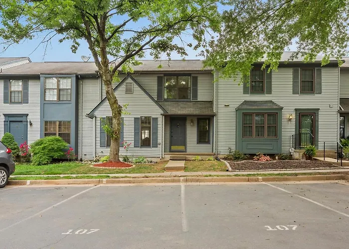 New! Large 3-Story Townhome Private, Self Checkin, Pet Friendly!