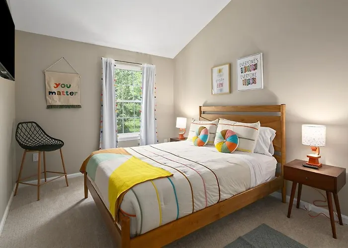 4Br Townhome, Close To Shops & Restaurants, 40 Mins To Dc