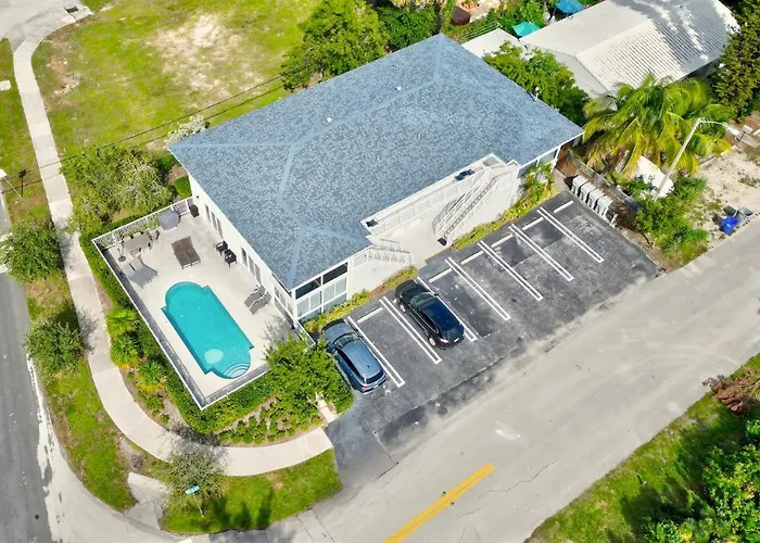 Bright Pompano Beach With Pool Access