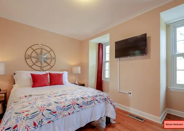 New! 3-Story Townhome - Private, Self Checkin, Quiet.