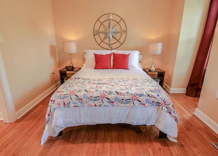 New! 3-Story Townhome - Private, Self Checkin, Quiet.