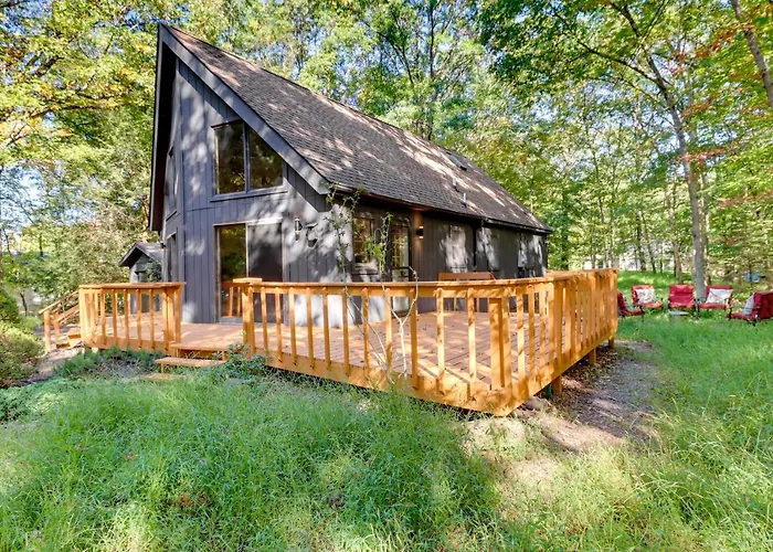 Community Beach Access: Modern Poconos Cabin!