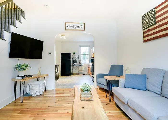 Cozy Retreat In Downtown Lancaster With Backyard Patio