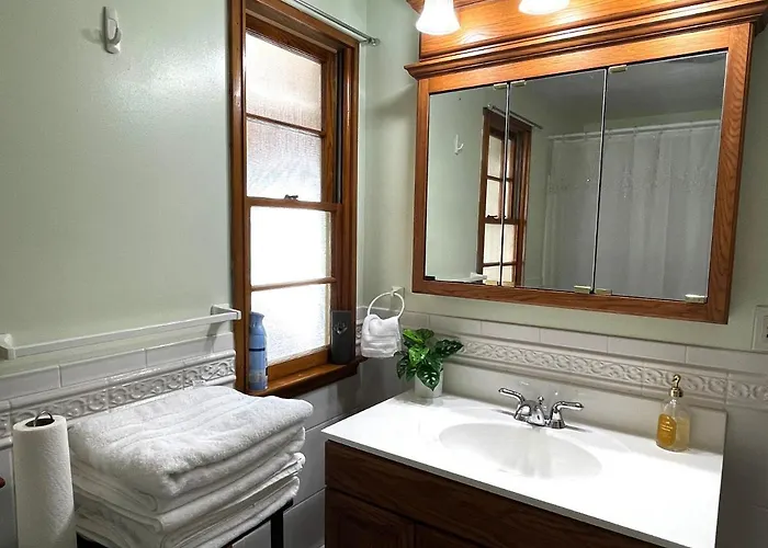 Entire Home In Buffalo - 6 Guests 3 Bedroom 1 Bath - Convenient Location - 25Min To Niagara Falls