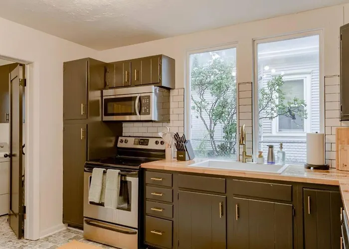 Beautiful - 4Bd With Contemporary Interior