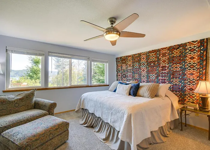 Hoodsport Vacation Rental W/ Deck & Canal Views!
