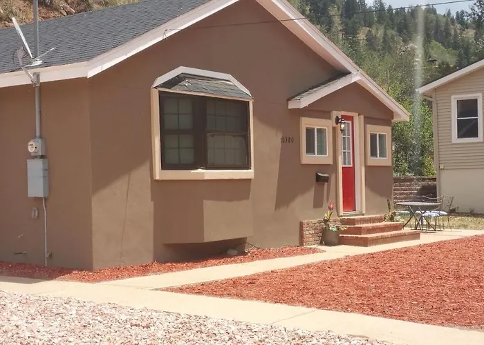 Cozy Lakeside Cottage