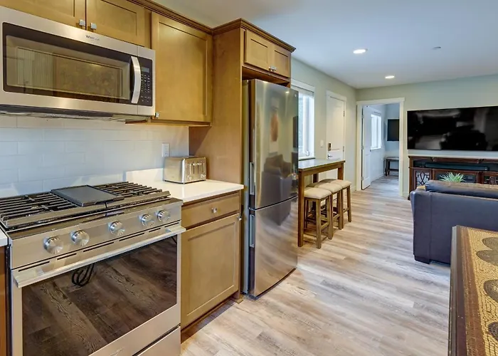Easy Commuting! Modern Seatac Unit W/ Fireplace
