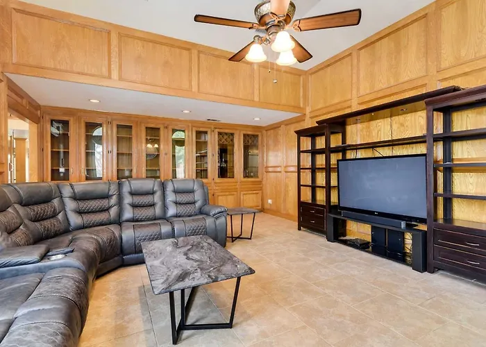 Expansive Home W/ Pool Table ~ 15 Mi To Galveston!