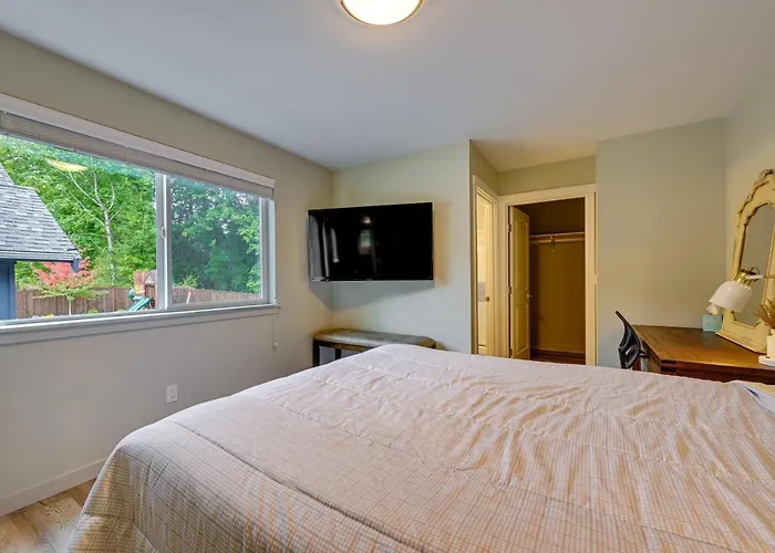 Easy Commuting! Modern Seatac Unit W/ Fireplace