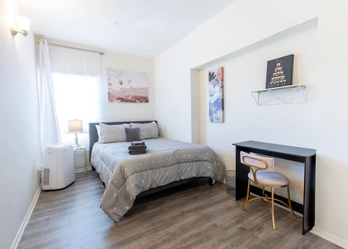 8 Beds Home With 4 Car Parking Space - Near Dtlb