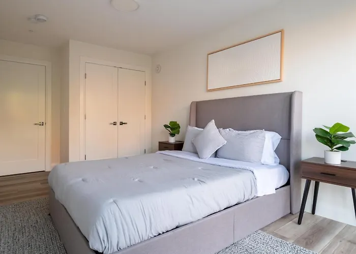 Modern Furnished Apartment In Heart Of Quincy