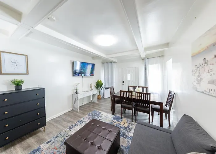 8 Beds Home With 4 Car Parking Space - Near Dtlb
