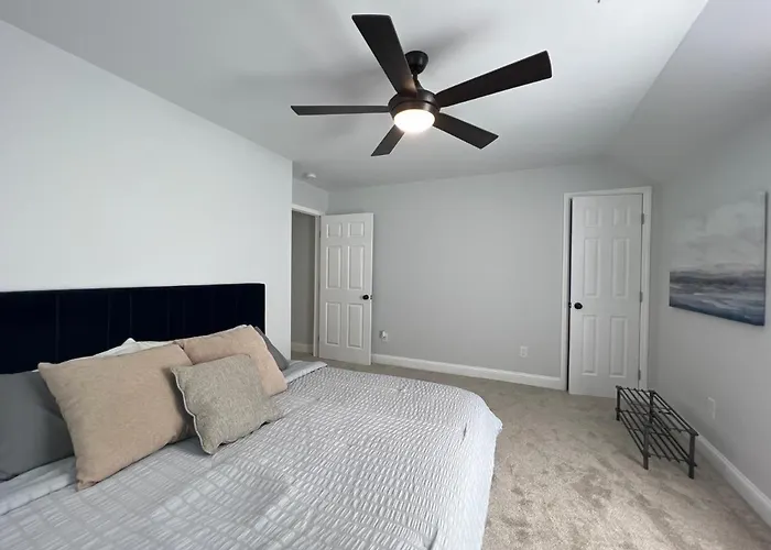 5Br 4B Huge Space With 2 Level Game Barn