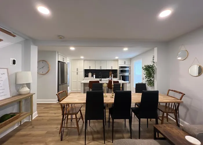 5Br 4B Huge Space With 2 Level Game Barn