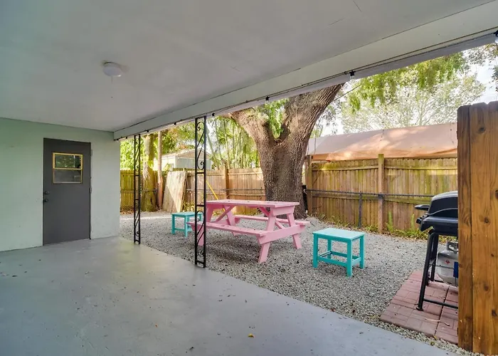 Walk To Art District + Beach: Pet-Friendly Getaway