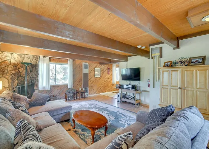 Quaint Big Bear Home W/ Hot Tub: 4 Mi To Skiing!