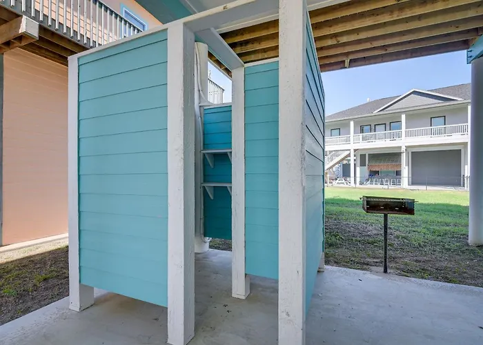 Walk To Ocean! Family-Friendly Crystal Beach Home