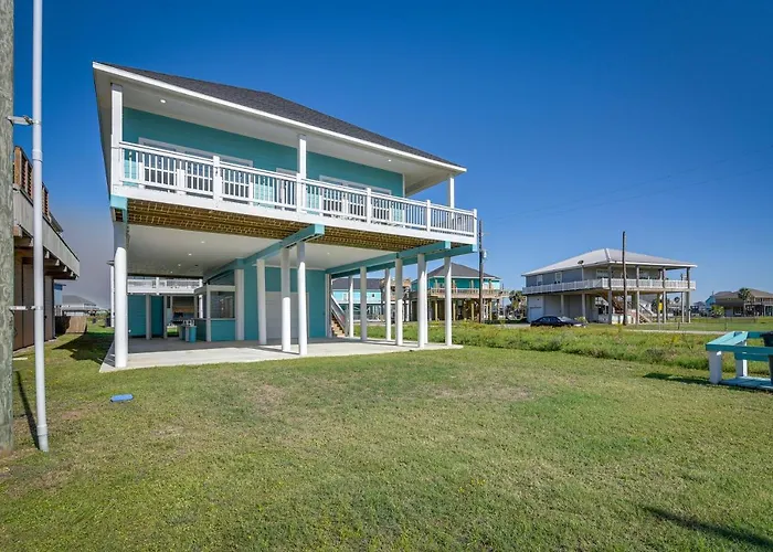 Walk To Ocean! Family-Friendly Crystal Beach Home