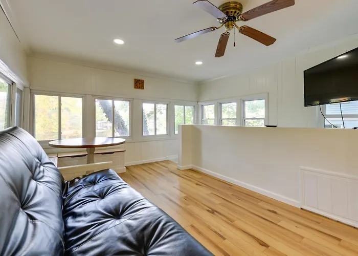 Horseshoe Lake Vacation Rental W/ Deck & Kayaks!