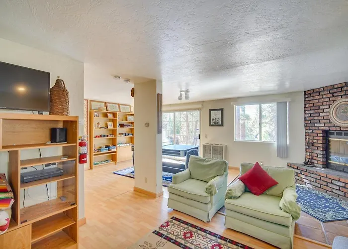 Quaint Big Bear Home W/ Hot Tub: 4 Mi To Skiing!