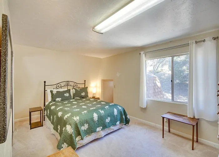 Quaint Big Bear Home W/ Hot Tub: 4 Mi To Skiing!
