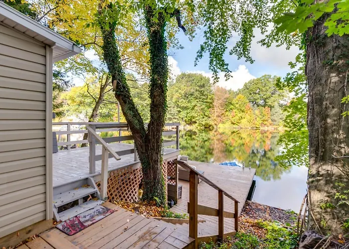 Horseshoe Lake Vacation Rental W/ Deck & Kayaks!