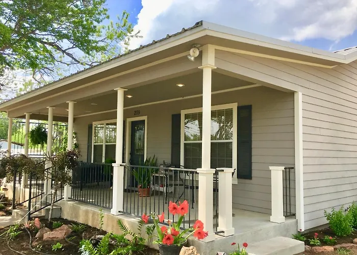 Phoenix Nest Guest Houses - Sunday House