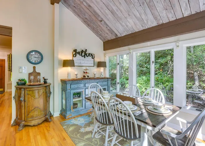 Well-Appointed Boone Home W/ Hot Tub + Gas Grill