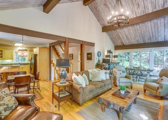 Well-Appointed Boone Home W/ Hot Tub + Gas Grill
