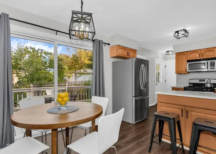 Prime Location, Cozy & Spacious Home In Schaumburg