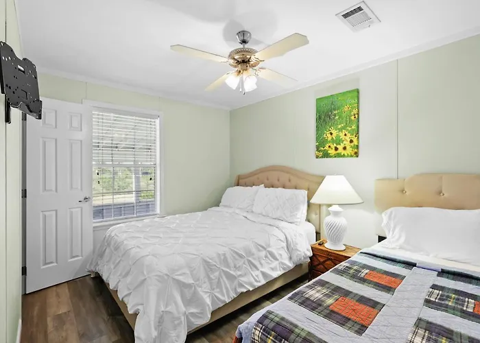 Villa Island Retreat, Country House Overlooking 13 Acres And A Small Lake