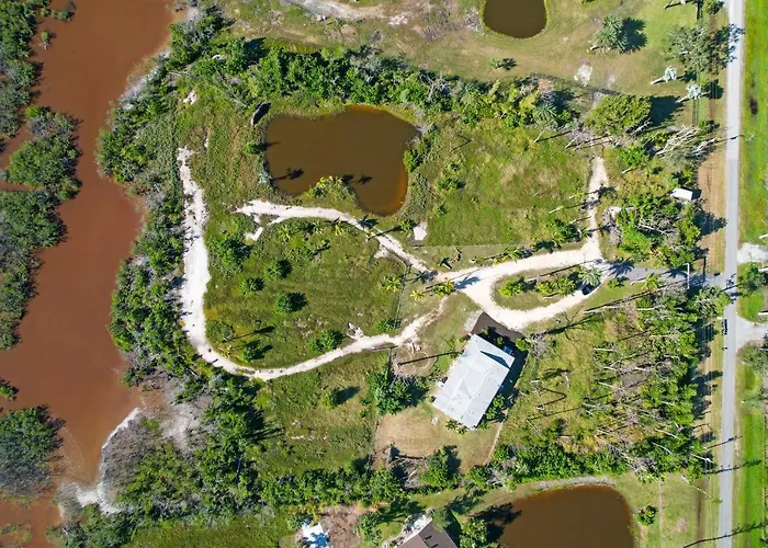 Villa Island Retreat, Country House Overlooking 13 Acres And A Small Lake