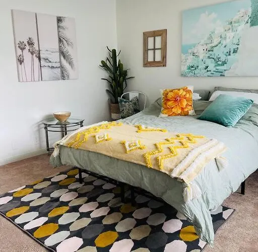 Spacious Studio Close To Lax And Close To Beaches!
