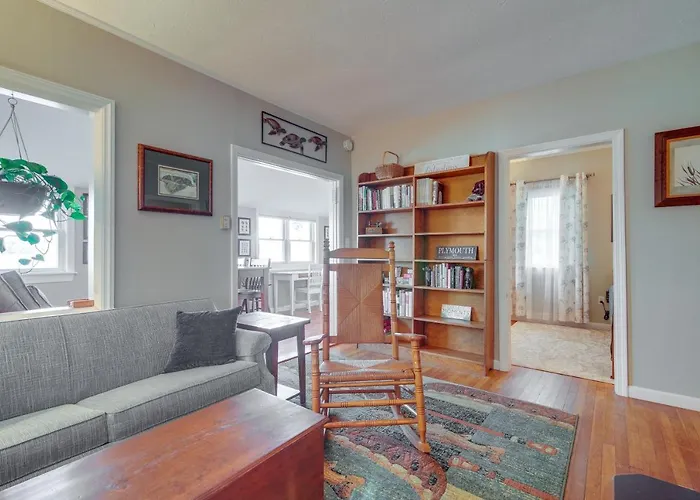 Quiet Plymouth Cottage On Great South Pond!