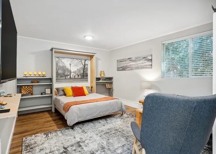 Pet-Friendly Kent Vacation Rental, Walk To Lake!