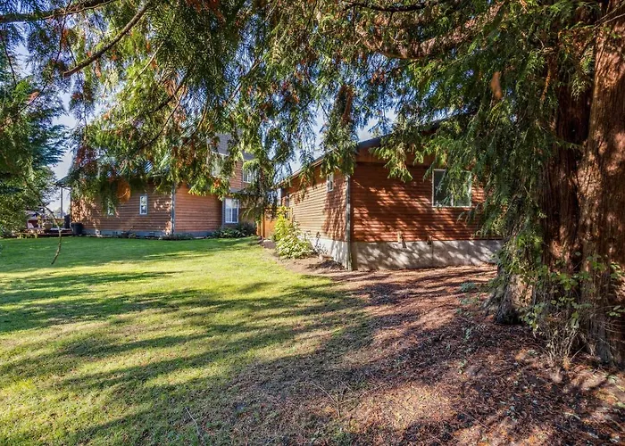 Pet-Friendly Kent Vacation Rental, Walk To Lake!