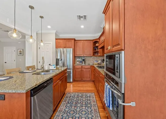 Serene Smart Home, Big Backyard, Family And Friends