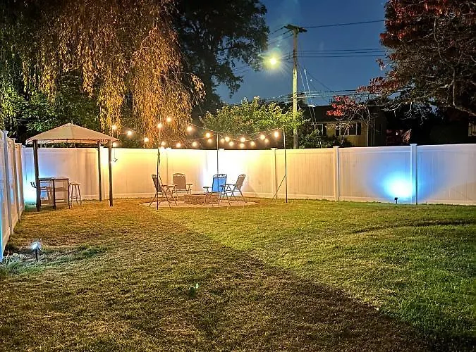 7 Mins Drive To Yale, Large Fenced Yard