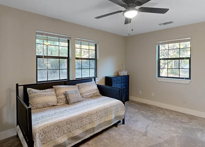 Hill Country Views & Patio: Private Home