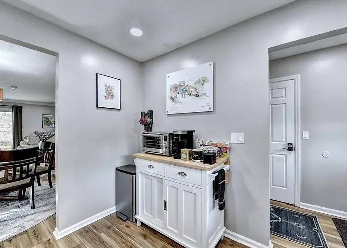 Quiet/Private/Easy. Walk To Restaurants/Shops