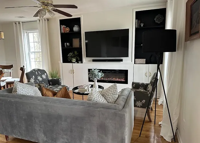 Vine City Home - Duplex - 3 Mins From Gwcc & Mercedes- Benz Stadium