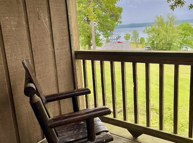 Mountain Harbor Queen Guest Room On Lake Ouachita