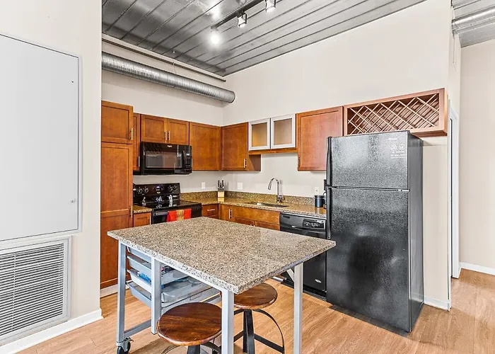 2 King Bed Spacious Apt Downtown Close To It All