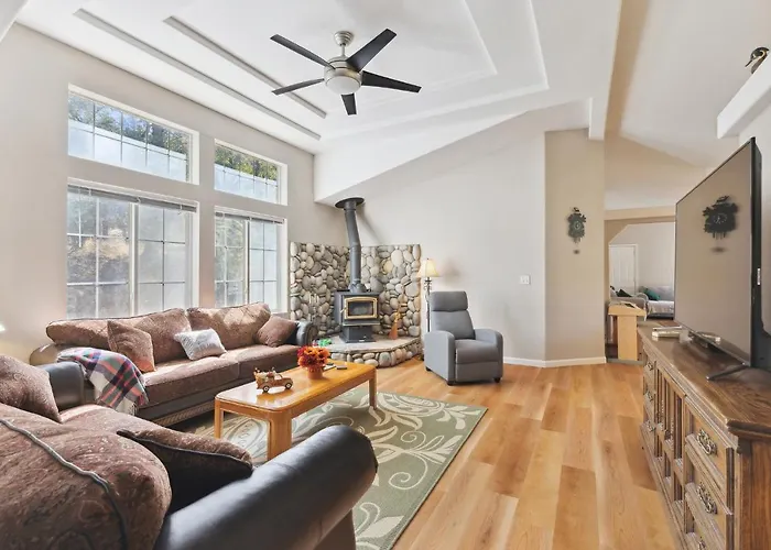 Newly Renovated Retreat On 6 Acres, Discover Murphys Lodge With Scenic Views!