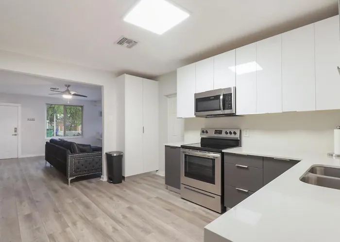 Spacious And Luxurious Home Centrally Located Between Miami And Ft. Lauderdale